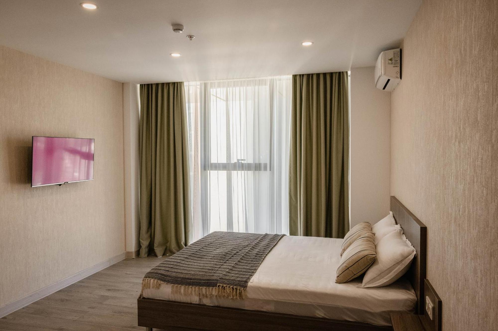 Green Side Apart Hotel Батуми Экстерьер фото